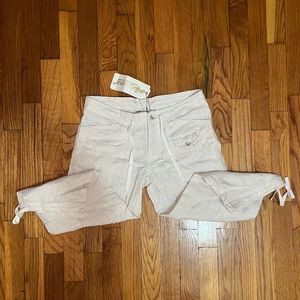 Khaki capris from the brand JKHDESIGN.